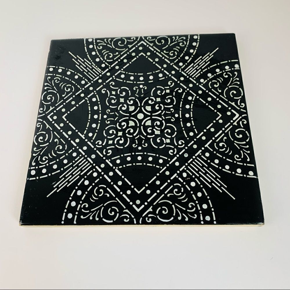 Black and White Spanish Tile‎
